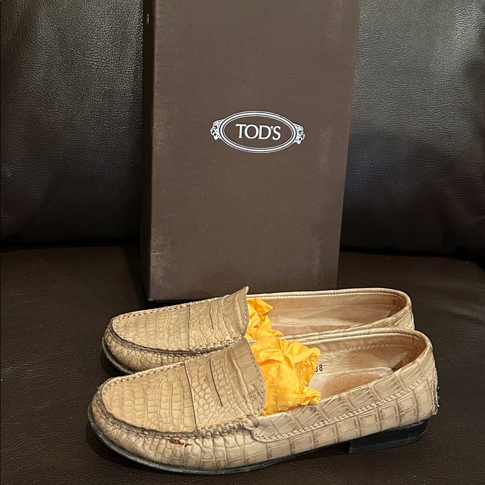 TODS loafer. Beige
